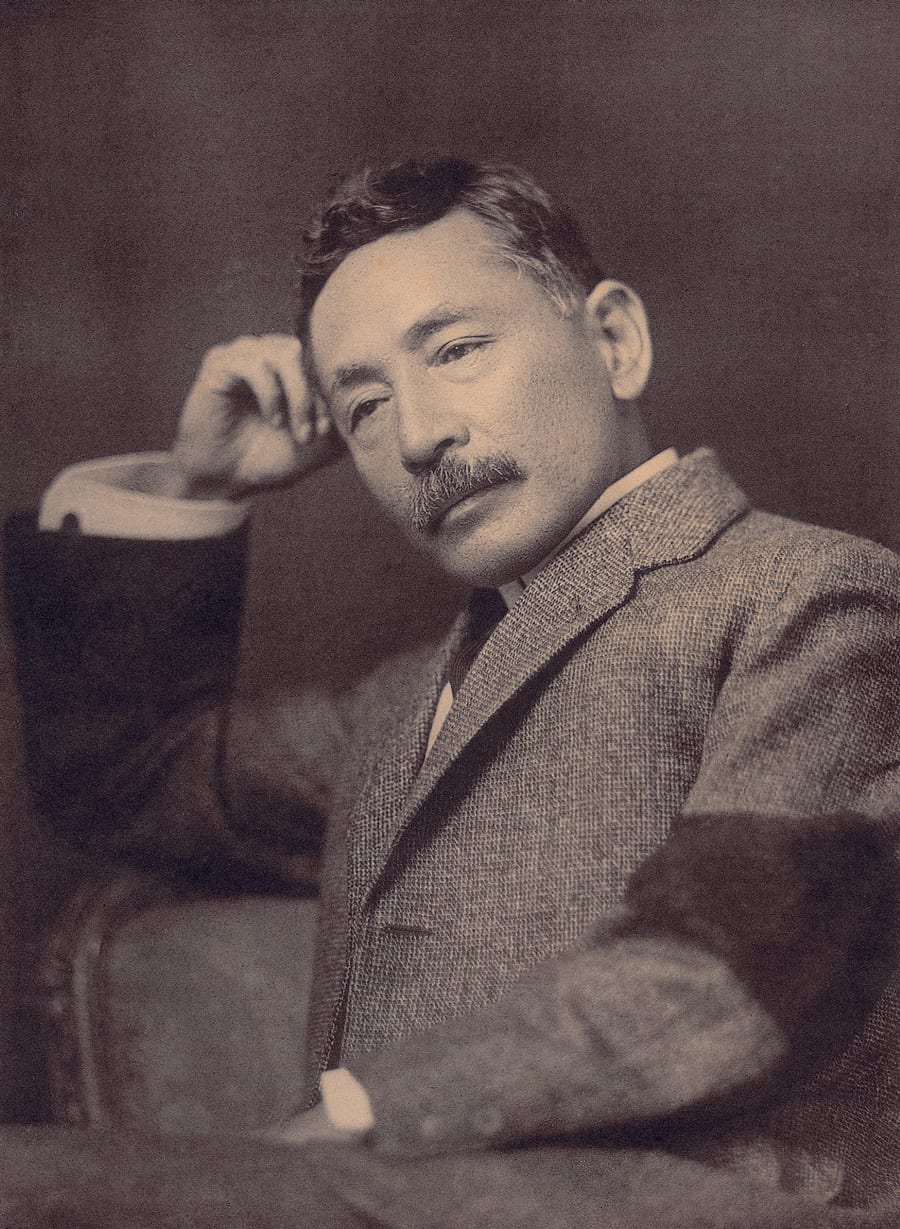 夏目漱石の肖像写真（1912年9月、小川一真撮影）